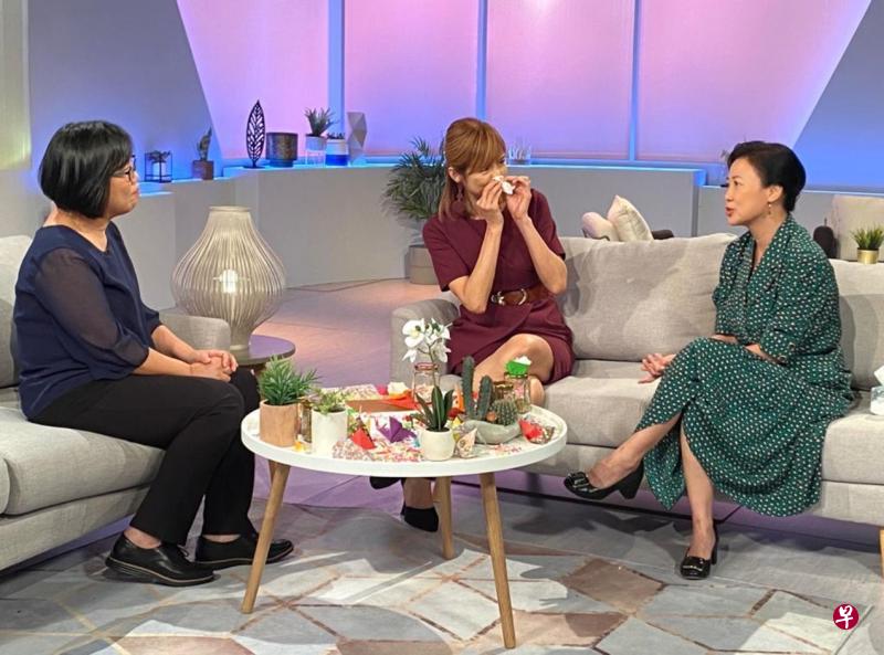 潘玲玲(中)在录影时,想起亡父而落泪。右为主持搭档向云。(新传媒提供) 潘玲玲(中)在录影时,想起亡父而落泪。右为主持搭档向云。(新传媒提供)