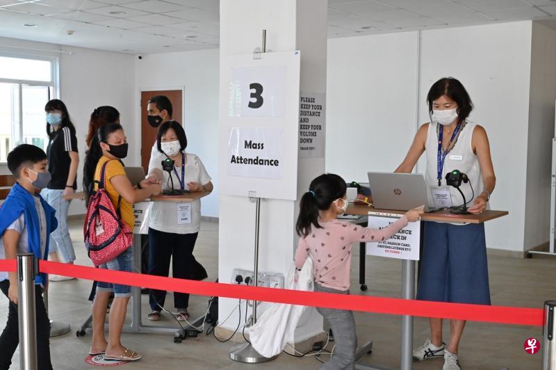 圣神堂昨天举行四场弥撒,每场开放250人入场。教友得事先在网上预约时段,到场核对身份后才能进入。(唐家鸿摄) 圣神堂昨天举行四场弥撒,每场开放250人入场。教友得事先在网上预约时段,到场核对身份后才能进入。(唐家鸿摄)