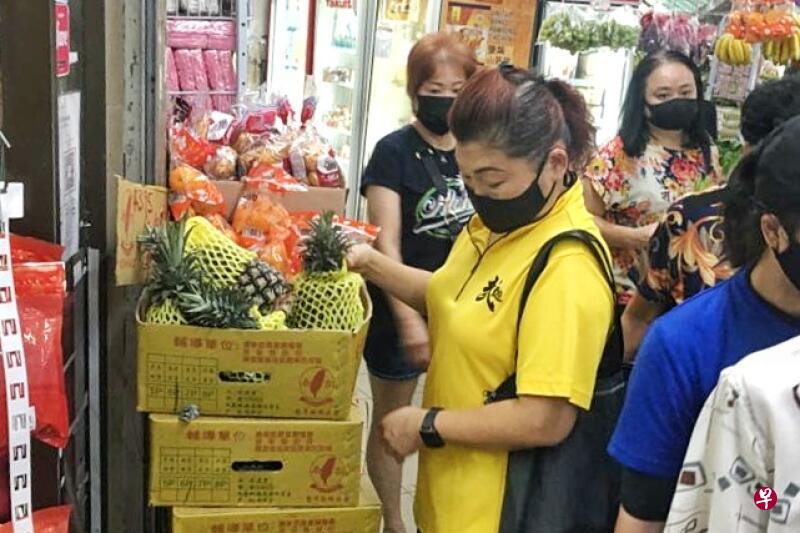 记者走访水果摊,仍有公众表示对台湾凤梨跃跃一试。 记者走访水果摊,仍有公众表示对台湾凤梨跃跃一试。