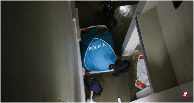 警方到场后为尸体盖上蓝帐篷。 警方到场后为尸体盖上蓝帐篷。