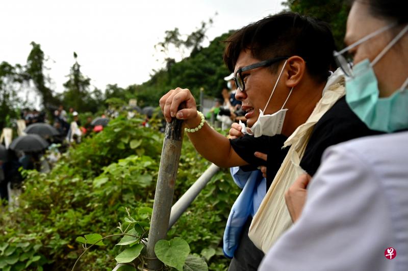 台媒评论认为，交通部长林佳龙请辞只是“最起码的标准”，呼吁要追责到底。图为4月3日一名死难者亲属在现场哀恸大哭。（法新社）