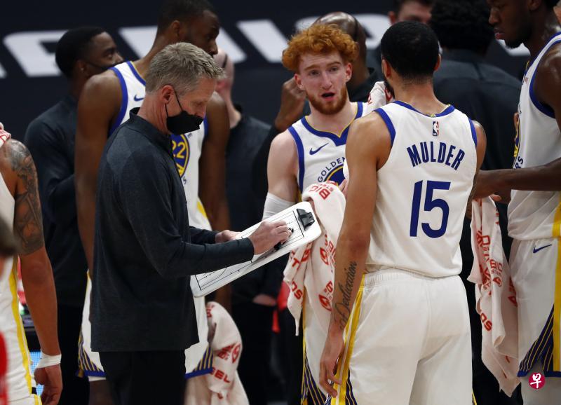 勇士主帅克尔(左)昨天派出替补阵容,结果遭遇耻辱性败仗。(今日美国) 勇士主帅克尔(左)昨天派出替补阵容,结果遭遇耻辱性败仗。(今日美国)