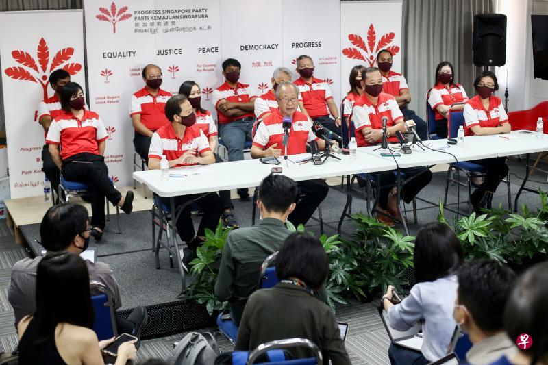 新加坡前进党新一届中委昨天举行记者会,前排就座者分别为党主席陈清木医生(左二)、秘书长阮建平(右二),以及两位非选区议员梁文辉(左一)和潘群勤(右一)。(陈渊庄摄) 新加坡前进党新一届中委昨天举行记者会,前排就座者分别为党主席陈清木医生(左二)、秘书长阮建平(右二),以及两位非选区议员梁文辉(左一)和潘群勤(右一)。(陈渊庄摄)