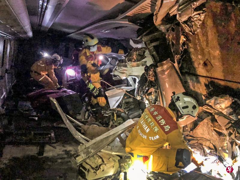 台湾基隆市搜救队昨天在太鲁阁号残破的车厢内外，找寻遗体和残肢。（中通社）       