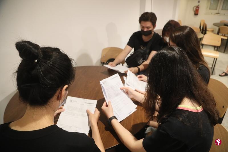 多名被骗的受害者现身讲述被骗的经过。(吴伟国摄) 多名被骗的受害者现身讲述被骗的经过。(吴伟国摄)