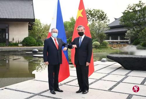 中国国务委员兼外长王毅前天和菲律宾外长洛钦(左)会面。(中国外交部官网) 中国国务委员兼外长王毅前天和菲律宾外长洛钦(左)会面。(中国外交部官网)