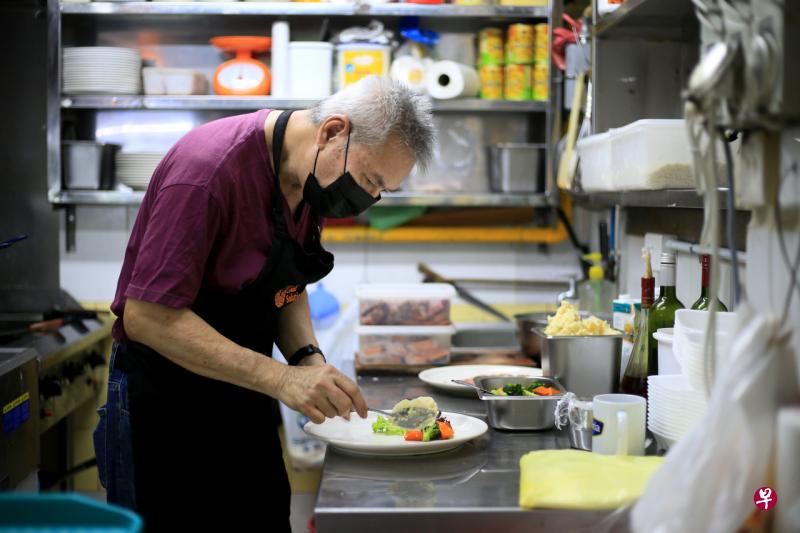 经验丰富的符之能在餐饮业工作了超过40年,售卖的12道西餐餐食都融入了他多年来对美食的认识与理解。(龙国雄摄) 经验丰富的符之能在餐饮业工作了超过40年,售卖的12道西餐餐食都融入了他多年来对美食的认识与理解。(龙国雄摄)