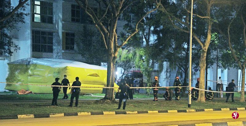 民防人员和警员将她救下。 民防部队设置了安全气垫,大面积封锁楼下。(蔡振鸿摄) 民防人员和警员将她救下。 民防部队设置了安全气垫,大面积封锁楼下。(蔡振鸿摄)