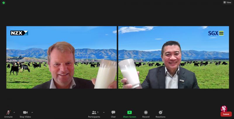 新西兰交易所首席执行长马克·彼得森(左)与新交所首席执行长罗文才在Zoom网络视像,为乳制品衍生产品未来在亚洲和更广市场的增长,共敬一杯。(新交所提供照片) 新西兰交易所首席执行长马克·彼得森(左)与新交所首席执行长罗文才在Zoom网络视像,为乳制品衍生产品未来在亚洲和更广市场的增长,共敬一杯。(新交所提供照片)