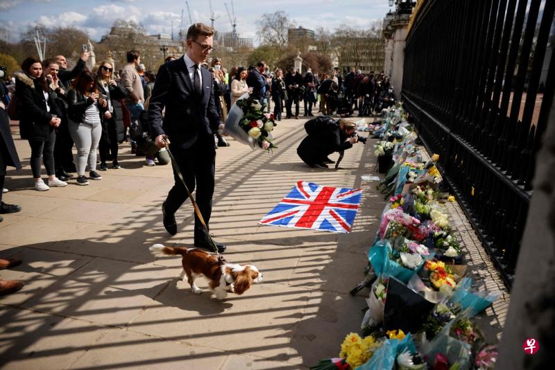英国女王伊丽莎白二世的丈夫菲利普亲王逝世的消息传出后,英国公众纷纷前往伦敦中部的白金汉宫献花致敬。(法新社) 英国女王伊丽莎白二世的丈夫菲利普亲王逝世的消息传出后,英国公众纷纷前往伦敦中部的白金汉宫献花致敬。(法新社)