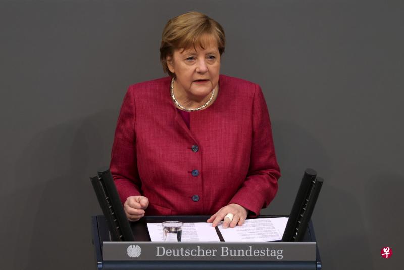 默克尔周五(4月16日)接种了由英国牛津大学和阿斯利康公司研制的冠病疫苗。(彭博社) 默克尔周五(4月16日)接种了由英国牛津大学和阿斯利康公司研制的冠病疫苗。(彭博社)