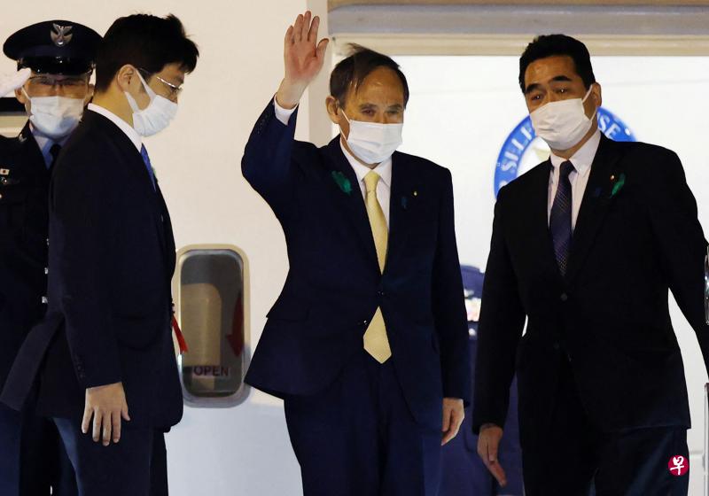 日本首相菅义伟(右二)周四从东京羽田机场飞往华盛顿。(法新社) 日本首相菅义伟(右二)周四从东京羽田机场飞往华盛顿。(法新社)