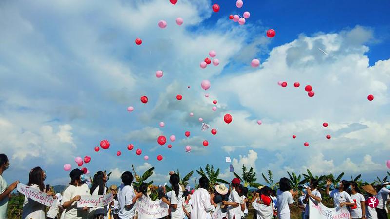 4月15日,缅甸南部土瓦市的反政变示威者把彩色气球放上天空,以另一种方式表达抗议。(法新社) 4月15日,缅甸南部土瓦市的反政变示威者把彩色气球放上天空,以另一种方式表达抗议。(法新社)