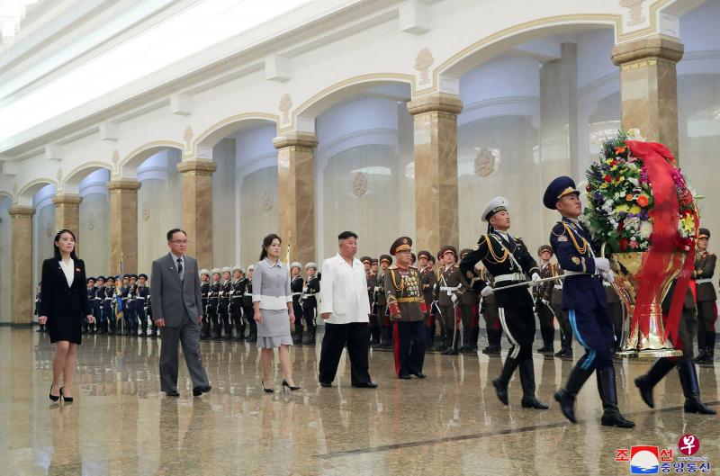 4月15日太阳节当天,金正恩携夫人李雪主和亲信干部到平壤锦绣山太阳宫参谒。当天是朝鲜已故最高领导人金日成的诞辰纪念日。(法新社) 4月15日太阳节当天,金正恩携夫人李雪主和亲信干部到平壤锦绣山太阳宫参谒。当天是朝鲜已故最高领导人金日成的诞辰纪念日。(法新社)
