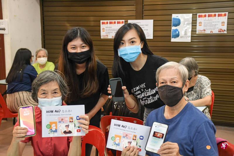 南大义工李睿淳(后排左)与南大生关怀乐龄人士计划Can One Lah!成员李佳倩(后排右)在心愿社区关怀中心教导乐龄人士投过视听媒介学习智能手机的基本应用程序及使用方法。(受访者提供) 南大义工李睿淳(后排左)与南大生关怀乐龄人士计划Can One Lah!成员李佳倩(后排右)在心愿社区关怀中心教导乐龄人士投过视听媒介学习智能手机的基本应用程序及使用方法。(受访者提供)
