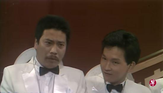 廖启智(右)与吴孟达曾一起在《欢乐今宵》演出,却已在今年先后离世。(视频截图) 廖启智(右)与吴孟达曾一起在《欢乐今宵》演出,却已在今年先后离世。(视频截图)