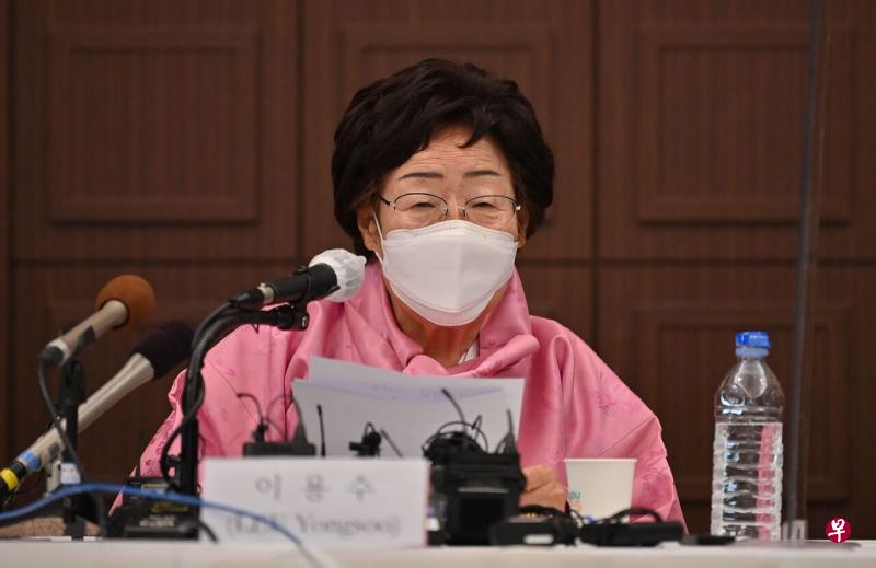 2月16日,韩国慰安妇受害者李容洙在记者会上说,她的最后夙愿是由总统文在寅出面,促请联合国国际法院就慰安妇问题作出判决。(法新社) 2月16日,韩国慰安妇受害者李容洙在记者会上说,她的最后夙愿是由总统文在寅出面,促请联合国国际法院就慰安妇问题作出判决。(法新社)