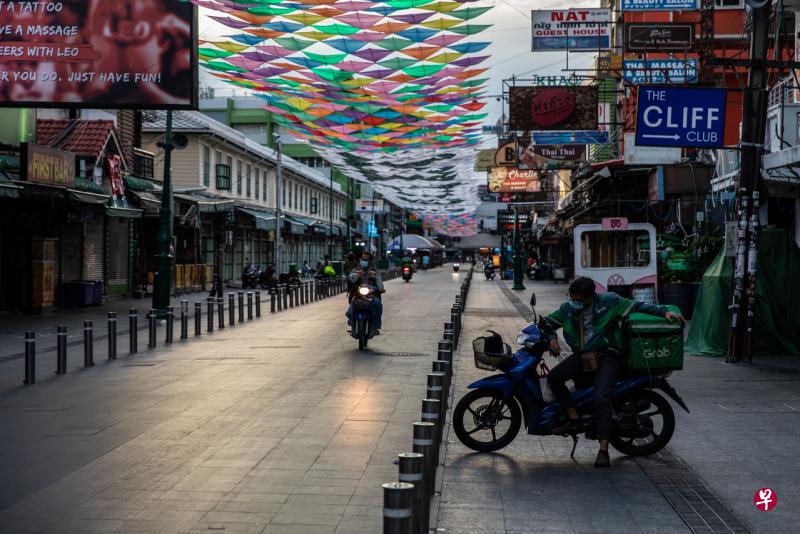 泰国冠病疫情持续蔓延,该国周四(22日)新增1470人确诊,均为本土感染病例。泰国商会大学教授塔纳凡表示,该大学预计,新一波疫情将使泰国的国内生产总值削减1.2%至1.8%。(彭博社) 泰国冠病疫情持续蔓延,该国周四(22日)新增1470人确诊,均为本土感染病例。泰国商会大学教授塔纳凡表示,该大学预计,新一波疫情将使泰国的国内生产总值削减1.2%至1.8%。(彭博社)