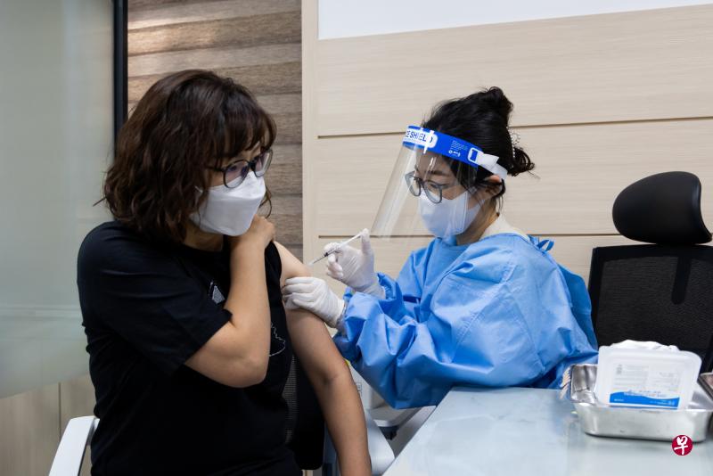 世卫免疫接种战略咨询专家组说,根据英国3月31日的数据,每25万名接种阿斯利康疫苗的成年人中只有一人面对TTS的风险;而在欧盟,这一比率估计为10万比1。(彭博社) 世卫免疫接种战略咨询专家组说,根据英国3月31日的数据,每25万名接种阿斯利康疫苗的成年人中只有一人面对TTS的风险;而在欧盟,这一比率估计为10万比1。(彭博社)