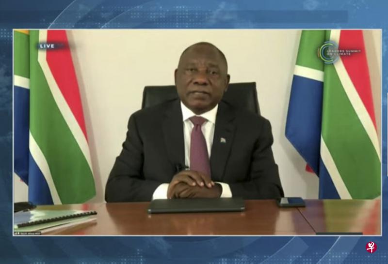 南非总统拉马福萨说,气候变化给广大非洲国家在内的发展中经济体带来很大冲击,包括旱灾、水灾、极端气候、海平面上升等重大影响。如果发展中国家不能建立适应气候变化的能力,不仅会逆转目前取得的成果,还将带来更多贫穷、饥荒、失业等问题。(彭博社) 南非总统拉马福萨说,气候变化给广大非洲国家在内的发展中经济体带来很大冲击,包括旱灾、水灾、极端气候、海平面上升等重大影响。如果发展中国家不能建立适应气候变化的能力,不仅会逆转目前取得的成果,还将带来更多贫穷、饥荒、失业等问题。(彭博社)