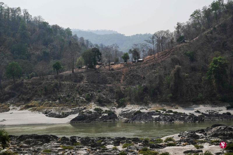 在萨尔温江河的缅甸一侧,设有一个缅甸边防检查站。(法新社) 在萨尔温江河的缅甸一侧,设有一个缅甸边防检查站。(法新社)
