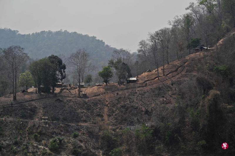 泰国夜丰颂府一名官员说,在萨尔温江对面的缅甸军队前哨站周二发生激烈战斗。(法新社) 泰国夜丰颂府一名官员说,在萨尔温江对面的缅甸军队前哨站周二发生激烈战斗。(法新社)