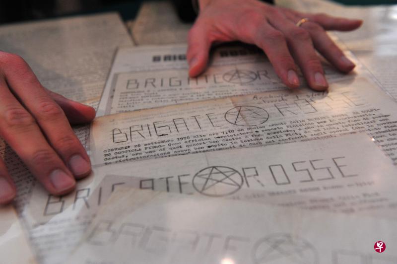 法国总统马克龙周三(28日)表示,法国逮捕了起七名意大利极右翼恐怖组织“红色旅”(Red Brigades)的前成员,并正在搜索另外三人。图为红色旅在杀害意大利前总理莫罗后,所写的宣传单。(法新社档案照) 法国总统马克龙周三(28日)表示,法国逮捕了起七名意大利极右翼恐怖组织“红色旅”(Red Brigades)的前成员,并正在搜索另外三人。图为红色旅在杀害意大利前总理莫罗后,所写的宣传单。(法新社档案照)