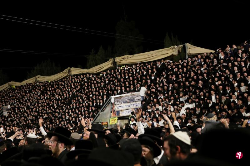 踩踏事件发生前,数以十万计的犹太教徒聚集在以色列梅龙山的二世纪圣贤拉比约海陵墓,许多人在现场唱歌、跳舞,以示纪念拉比约海。(路透社) 踩踏事件发生前,数以十万计的犹太教徒聚集在以色列梅龙山的二世纪圣贤拉比约海陵墓,许多人在现场唱歌、跳舞,以示纪念拉比约海。(路透社)