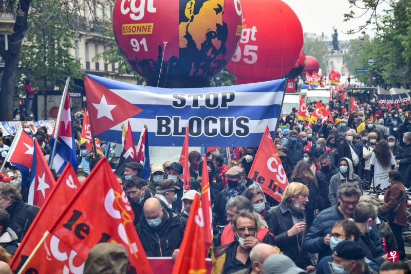 大量法国民众5月1日在巴黎举行劳动节示威。(法新社) 大量法国民众5月1日在巴黎举行劳动节示威。(法新社)