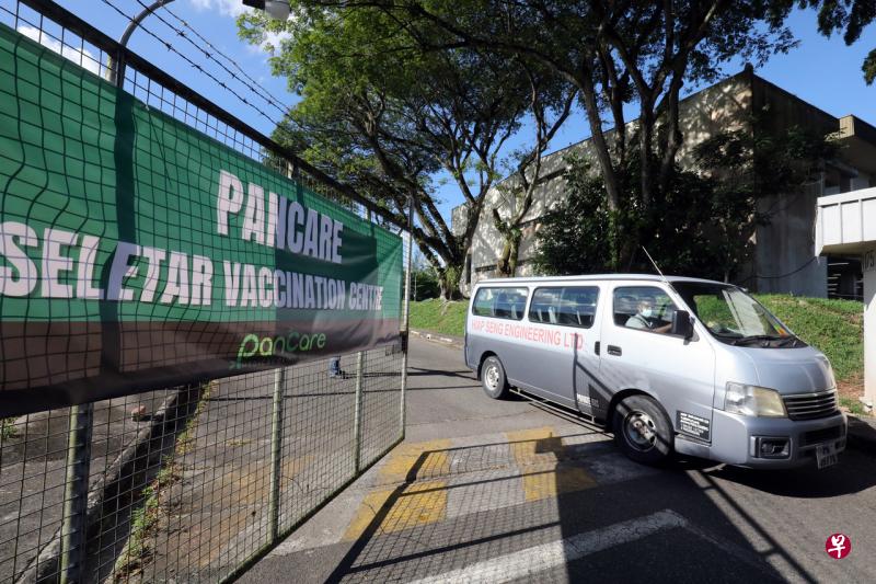 为了逐步让更多客工接种冠病疫苗,政府上个月设立两个客工专用疫苗接种中心。(邝启聪摄) 为了逐步让更多客工接种冠病疫苗,政府上个月设立两个客工专用疫苗接种中心。(邝启聪摄)