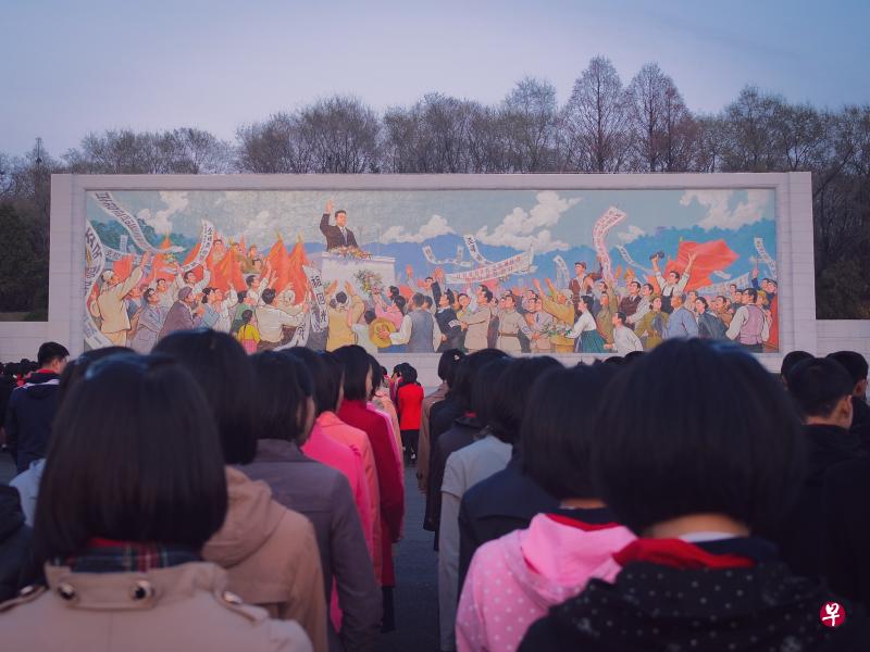 近日,韩国出版金日成抗日运动回忆录《与世纪同行》引发争议。图为2020年11月3日,平壤的青少年在一幅金日成宣传壁画前列队。(Unsplash/Thomas Evans) 近日,韩国出版金日成抗日运动回忆录《与世纪同行》引发争议。图为2020年11月3日,平壤的青少年在一幅金日成宣传壁画前列队。(Unsplash/Thomas Evans)