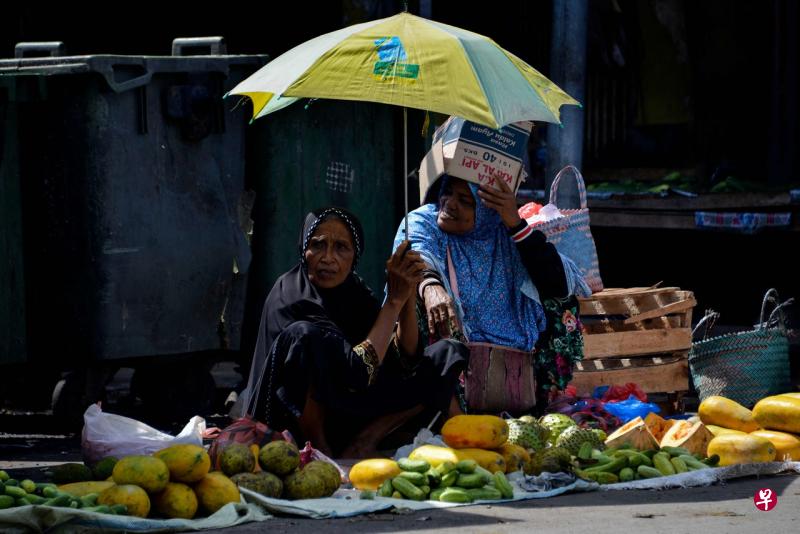 调查显示,冠病大流行对女性的冲击最大,因为从事零售业、旅游业和食品服务业等低薪且不稳定的工作者以女性占大多数。(法新社) 调查显示,冠病大流行对女性的冲击最大,因为从事零售业、旅游业和食品服务业等低薪且不稳定的工作者以女性占大多数。(法新社)