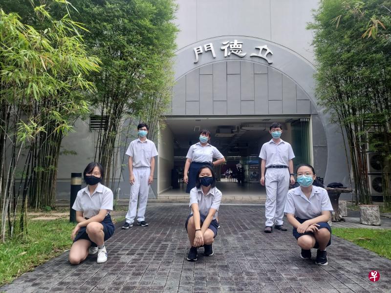 参加第二届“创贤杯”华语辩论邀请赛的立化中学队员(第一排左起)卓黄毅、張婧雯、杨景骧;(第二排左起)李澔颖、曾钰琦、林翊珊。(立化中学提供) 参加第二届“创贤杯”华语辩论邀请赛的立化中学队员(第一排左起)卓黄毅、張婧雯、杨景骧;(第二排左起)李澔颖、曾钰琦、林翊珊。(立化中学提供)