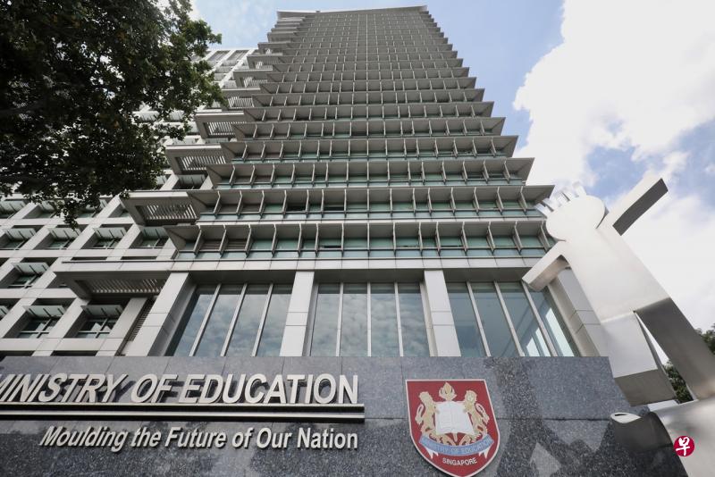 教育部今晚(5月4日)发文告宣布一系列收紧后的防疫措施。(海峡时报) 教育部今晚(5月4日)发文告宣布一系列收紧后的防疫措施。(海峡时报)