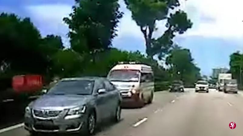 汽车被指在最右边车道“龟速”行驶,又不让路给后面大声鸣笛的救护车。(取自Beh Chia Lor面簿专页) 汽车被指在最右边车道“龟速”行驶,又不让路给后面大声鸣笛的救护车。(取自Beh Chia Lor面簿专页)