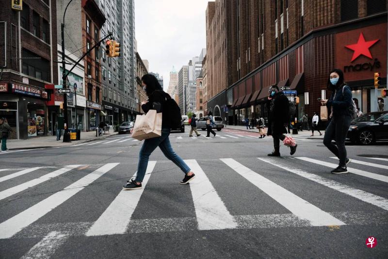 纽约州长科莫说,从5月19日起,纽约市的商业和文化场所包括商店、餐厅、电影院和博物馆将取消人数限制。(法新社) 纽约州长科莫说,从5月19日起,纽约市的商业和文化场所包括商店、餐厅、电影院和博物馆将取消人数限制。(法新社)