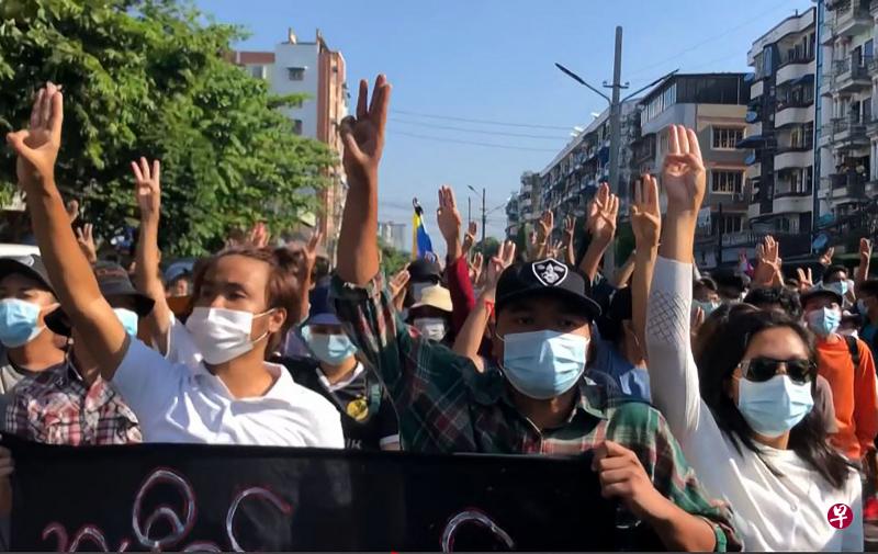 缅甸民族团结政府周三(5日)发布公告,宣布组建人民国防军,以保护其支持者免受军政府的军事攻击和暴力。(法新社) 缅甸民族团结政府周三(5日)发布公告,宣布组建人民国防军,以保护其支持者免受军政府的军事攻击和暴力。(法新社)