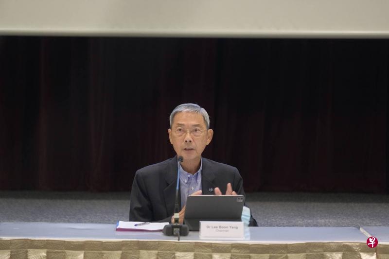 李文献医生今早在记者会上,谈到集团决定将媒体业务分拆注入非盈利独立子公司的理由。他指出,媒体业近年面对前所未见的颠覆,受纸媒广告和订阅收入下跌影响,新加坡报业控股的营运收入过去五年已经减半。(海峡时报) 李文献医生今早在记者会上,谈到集团决定将媒体业务分拆注入非盈利独立子公司的理由。他指出,媒体业近年面对前所未见的颠覆,受纸媒广告和订阅收入下跌影响,新加坡报业控股的营运收入过去五年已经减半。(海峡时报)