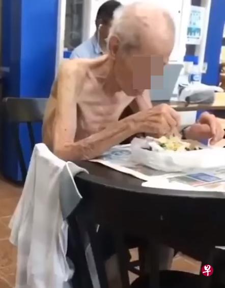 怪叔赤裸着上半身吃饭。(视频截图) 怪叔赤裸着上半身吃饭。(视频截图)