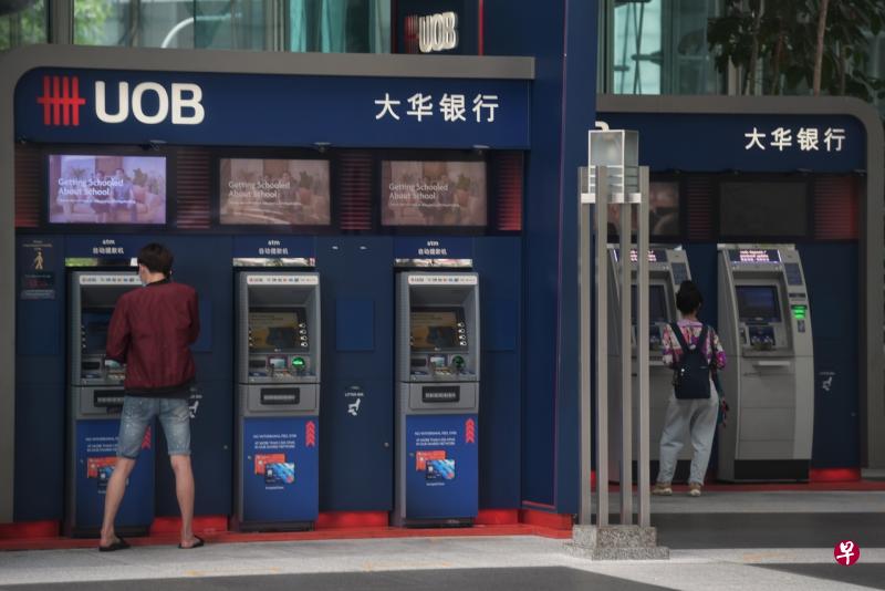 大华银行向客户致歉,并表示银行要求职员持有最高的专业操守。涉嫌此事的职员已被停职,目前正协助警方进行调查。(档案照) 大华银行向客户致歉,并表示银行要求职员持有最高的专业操守。涉嫌此事的职员已被停职,目前正协助警方进行调查。(档案照)