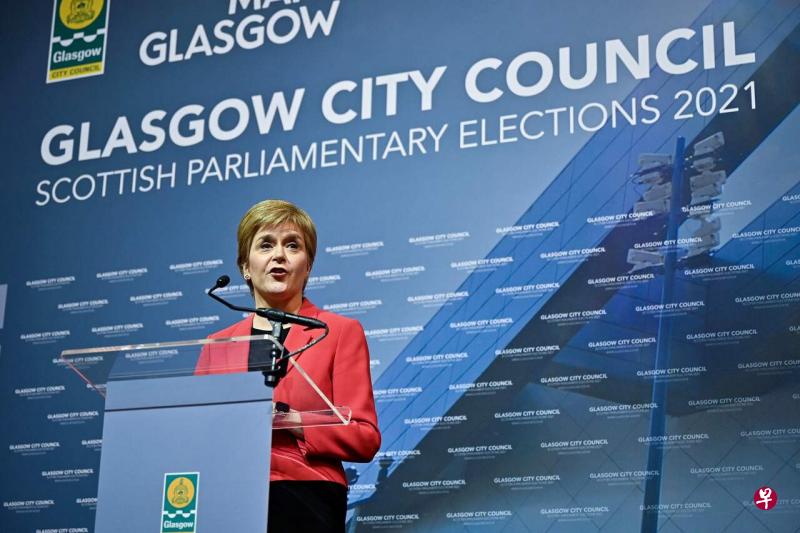 苏格兰民族党党魁斯特金在格拉斯哥南区获胜后发表胜选感言。(法新社) 苏格兰民族党党魁斯特金在格拉斯哥南区获胜后发表胜选感言。(法新社)