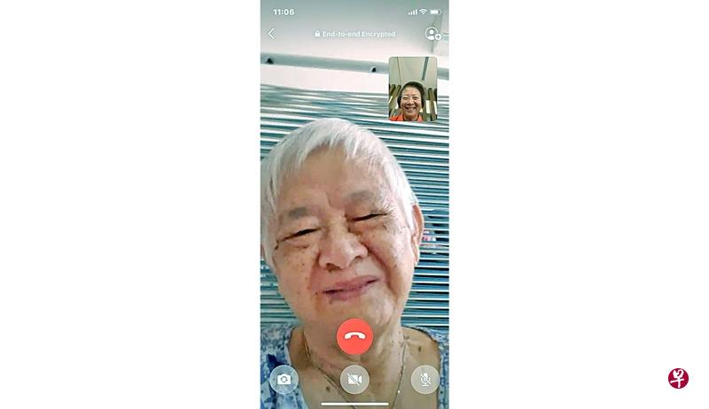 前义顺议员李美花在面簿上分享与母亲视讯的“合照”,表示很想念她。 (取自面簿) 前义顺议员李美花在面簿上分享与母亲视讯的“合照”,表示很想念她。 (取自面簿)