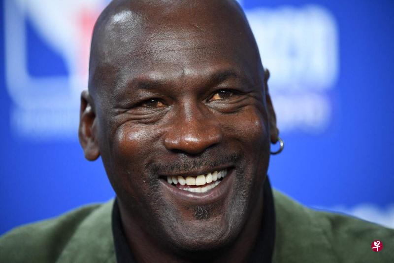 乔丹(Michael Jordan)在1982-83年赛季穿过的一件北卡大学球衣,以138万美元(约183万新元)拍卖售出。(法新社) 乔丹(Michael Jordan)在1982-83年赛季穿过的一件北卡大学球衣,以138万美元(约183万新元)拍卖售出。(法新社)