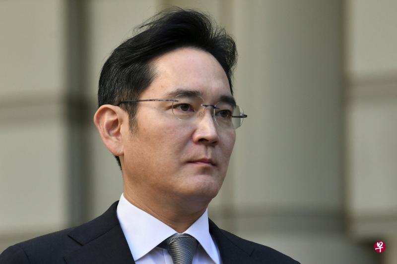 韩国高等法院1月18日对三星电子副会长李在镕行贿案进行重审宣判,判处李在镕有期徒刑两年零六个月,李在镕当庭被捕。(法新社) 韩国高等法院1月18日对三星电子副会长李在镕行贿案进行重审宣判,判处李在镕有期徒刑两年零六个月,李在镕当庭被捕。(法新社)