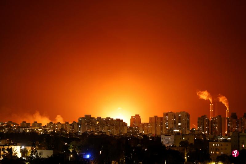 以色列南部城市阿什凯隆的一家石油设施起火燃烧,浓烟弥漫天空。(路透社) 以色列南部城市阿什凯隆的一家石油设施起火燃烧,浓烟弥漫天空。(路透社)