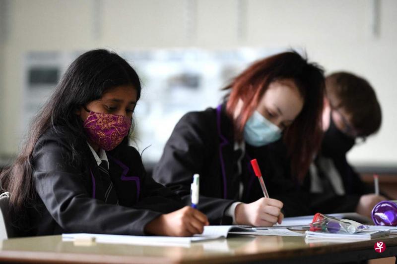 辉瑞公司发言人周二向路透社确认,该公司已向英国药物和保健产品监管署提交了其12至15岁青少年的冠病疫苗数据。(法新社) 辉瑞公司发言人周二向路透社确认,该公司已向英国药物和保健产品监管署提交了其12至15岁青少年的冠病疫苗数据。(法新社)