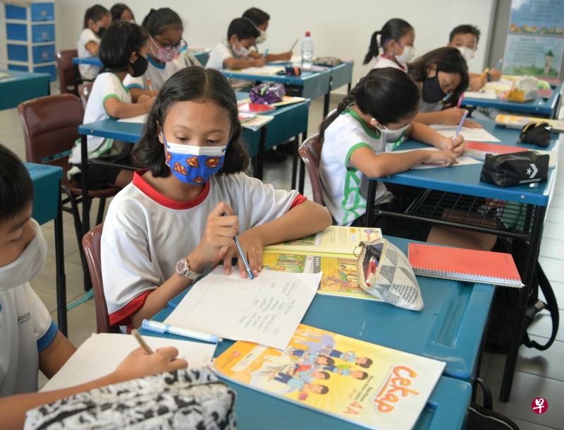 这项填补是今年财政预算案中,宣布透过家庭援助配套帮助本地家庭应付孩子教育开销,所提供的额外支援的一部分。受惠学生大约有53万2500人。(海峡时报) 这项填补是今年财政预算案中,宣布透过家庭援助配套帮助本地家庭应付孩子教育开销,所提供的额外支援的一部分。受惠学生大约有53万2500人。(海峡时报)