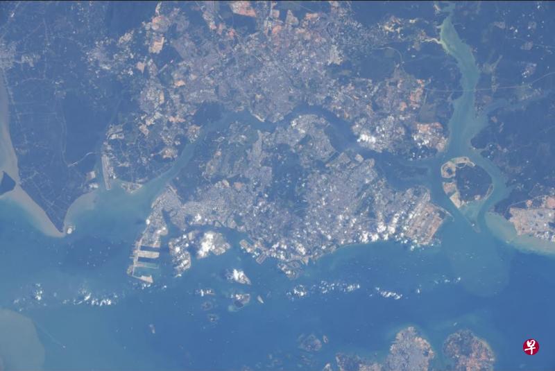 日本太空人星出彰彦周二(5月11日)在推特上载从太空拍摄到的新加坡。(星出彰彦推特) 日本太空人星出彰彦周二(5月11日)在推特上载从太空拍摄到的新加坡。(星出彰彦推特)