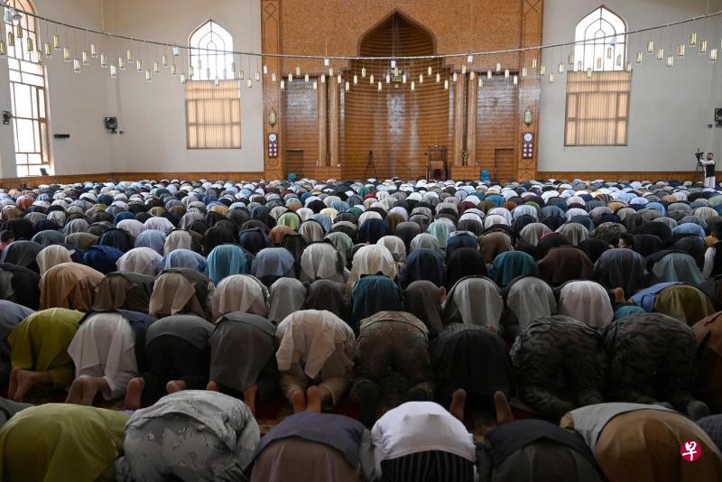 阿富汗各地的信徒周四早上涌到回教堂进行晨祷,以迎接开斋节到来。(法新社) 阿富汗各地的信徒周四早上涌到回教堂进行晨祷,以迎接开斋节到来。(法新社)