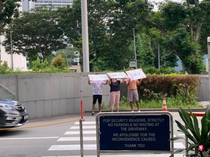 3人酒店外举牌,祝母亲“母亲节快乐”。(取自网络) 3人酒店外举牌,祝母亲“母亲节快乐”。(取自网络)